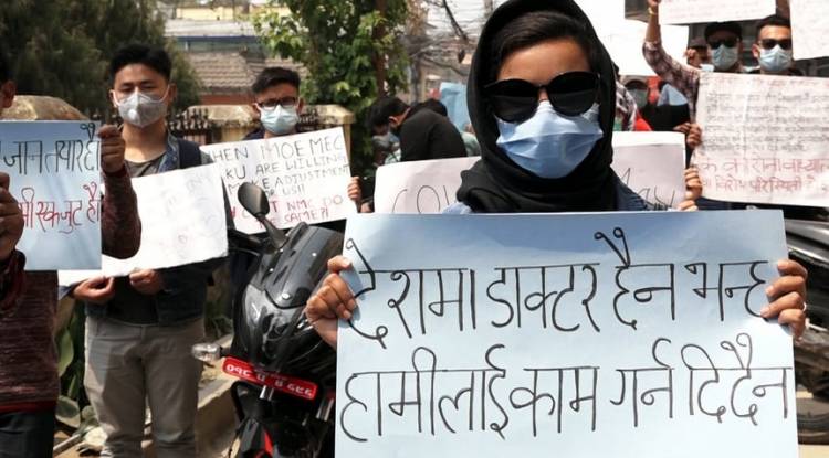 चिनबाट फर्केका एमबीबीएस विधार्थीहरू आन्दोलित