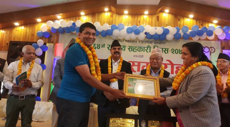 अनलाइन खवरका संवाददाता शर्मा  पुरस्कृत 
