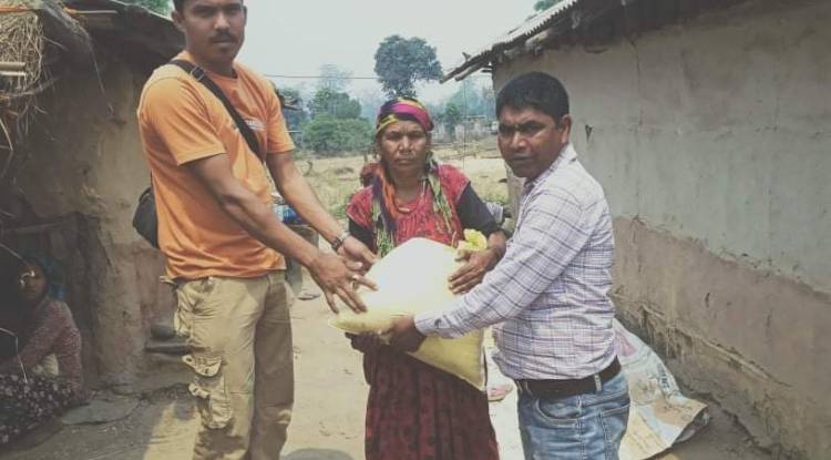 नेकपा गोदावरी नगर समितिद्धारा बेसाहरा महिलालाई सहयोग