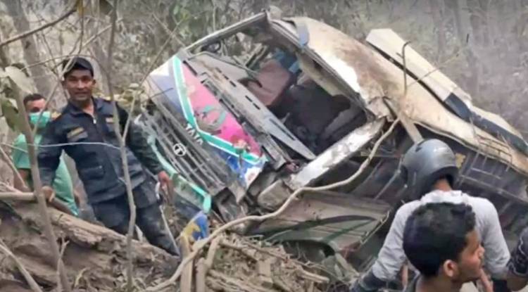 दाउन्नेमा बस दुर्घटना, तीन जनाको मृत्यु