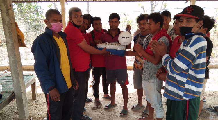 युवा संगठन नेपाल नवलपुरद्धारा खेलकुद सामग्री वितरण