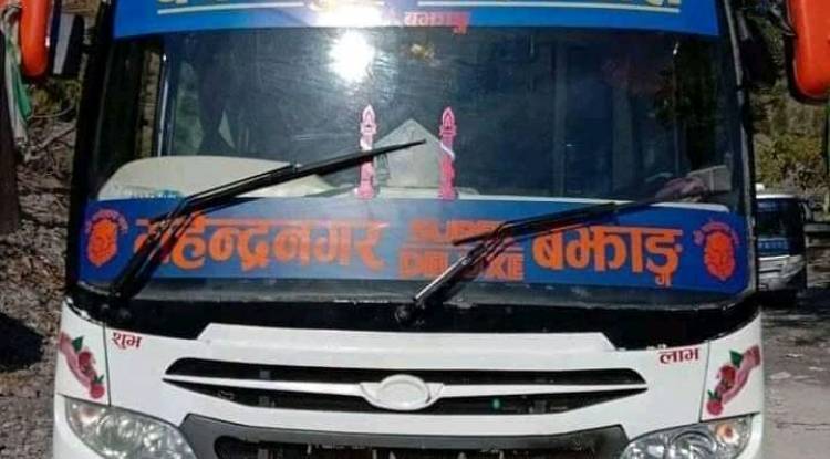 अखिल (क्रान्तिकारी)द्वारा समस्यामा परेका विद्यार्थीहरूको उद्दार 