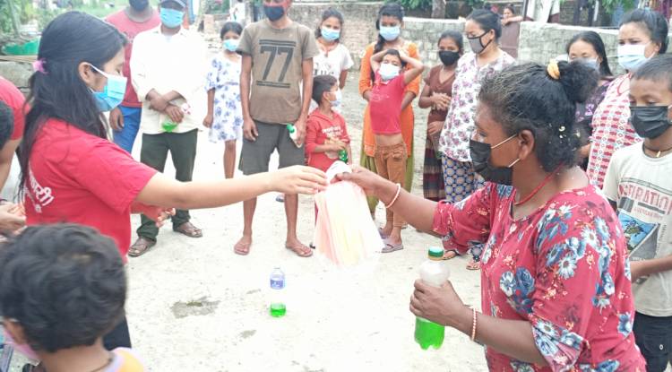 अखिल (क्रान्तिकारी) रूपन्देहीद्वारा मास्क र सेनिटाइजर वितरण