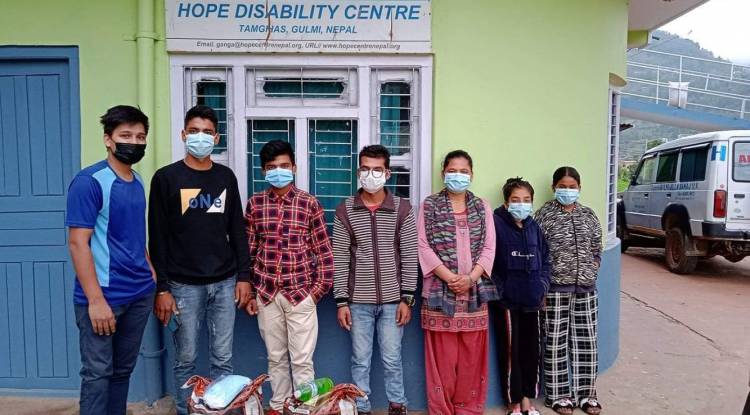 अखिल (क्रान्तिकारी) गुल्मीद्वारा राहत वितरण