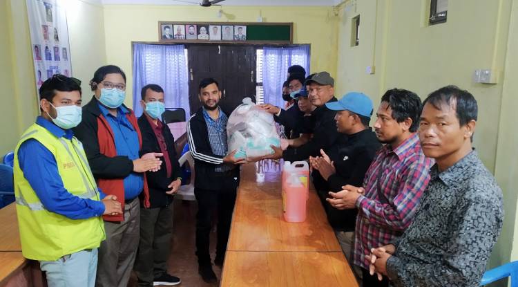 मकवानपुरमा पत्रकार महासंघलाई स्वास्थ्य सामग्री वितरण