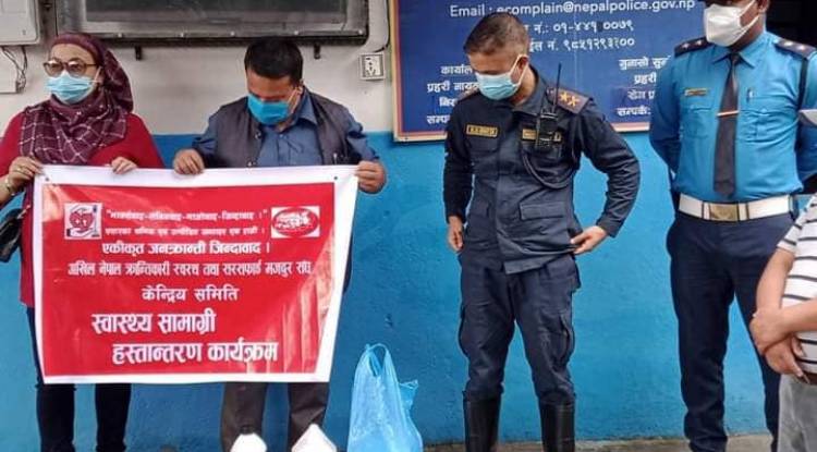 मजदुर सङ्गठनद्वारा सुरक्षाकर्मीलाई स्वास्थ्य सामग्री वितरण