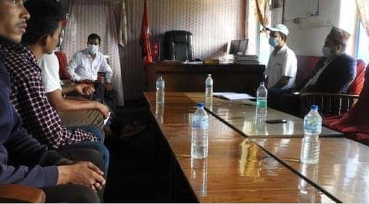 मनपरी गाडीभाडा रोक्न नेकपाद्वारा प्रशासनको ध्यानाकर्षण