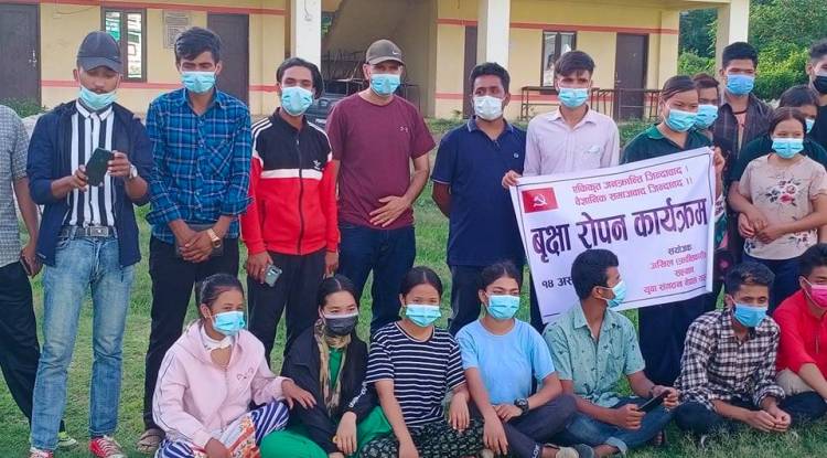 सल्यानमा नेकपा निकट युवा–विद्यार्थीहरूले गरे वृक्षारोपण