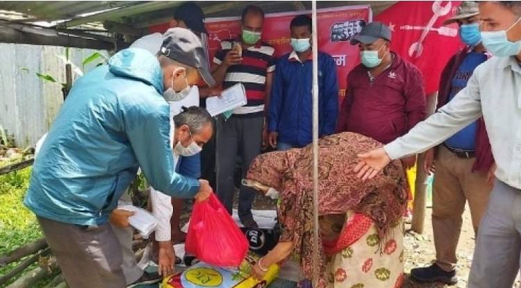 अखिल नेपाल क्रान्तिकारी ट्रेड युनियन महासङ्घद्वारा राहत वितरण