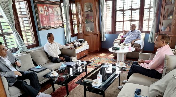 नेकपाका महासचिव विप्लव र ओलीबीच भेटवार्ता 