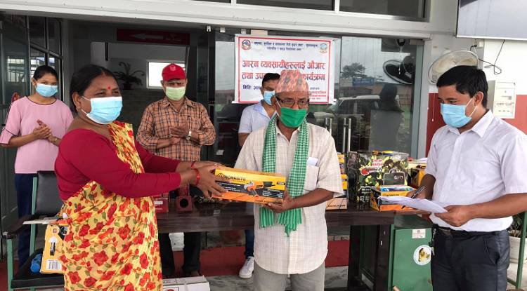 तिलोत्तमाले दियो आरन व्यवसायीलाई आधुनिक औजार 