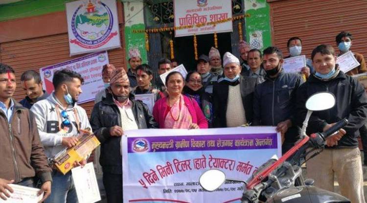 मलारानीमा कृषकलाई हाते ट्रयाक्टर वितरण