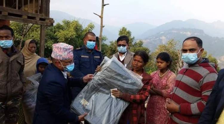 अर्घाखाँचीमा आगलागी पीडितलाई राहत प्रदान