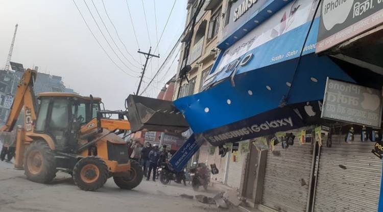 बुटवलमा सडक मिचेका घरमा डोजर चल्यो