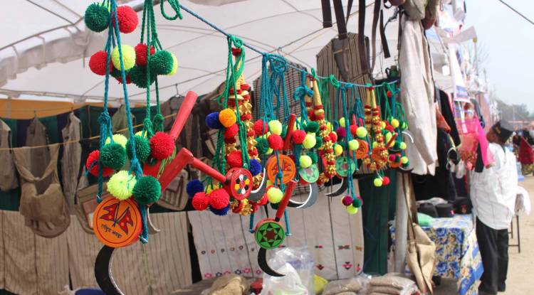 थारू र मगर समुदायले माघे सकराती मनाउँदै