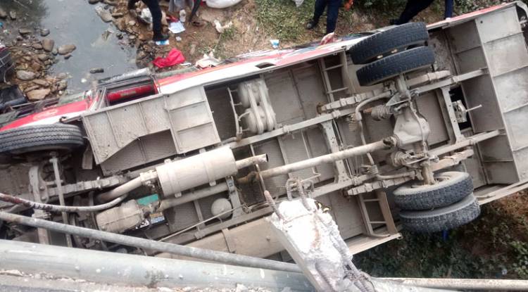 पोखराबाट वीरगञ्ज जाँदै गरेको बस बन्दीपुरमा दुर्घटना