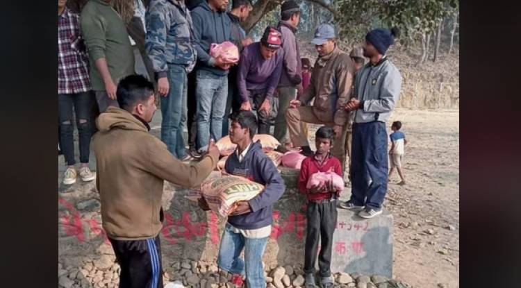 नेकपाद्धारा सैनामैनामा खाद्यान्न वितरण 